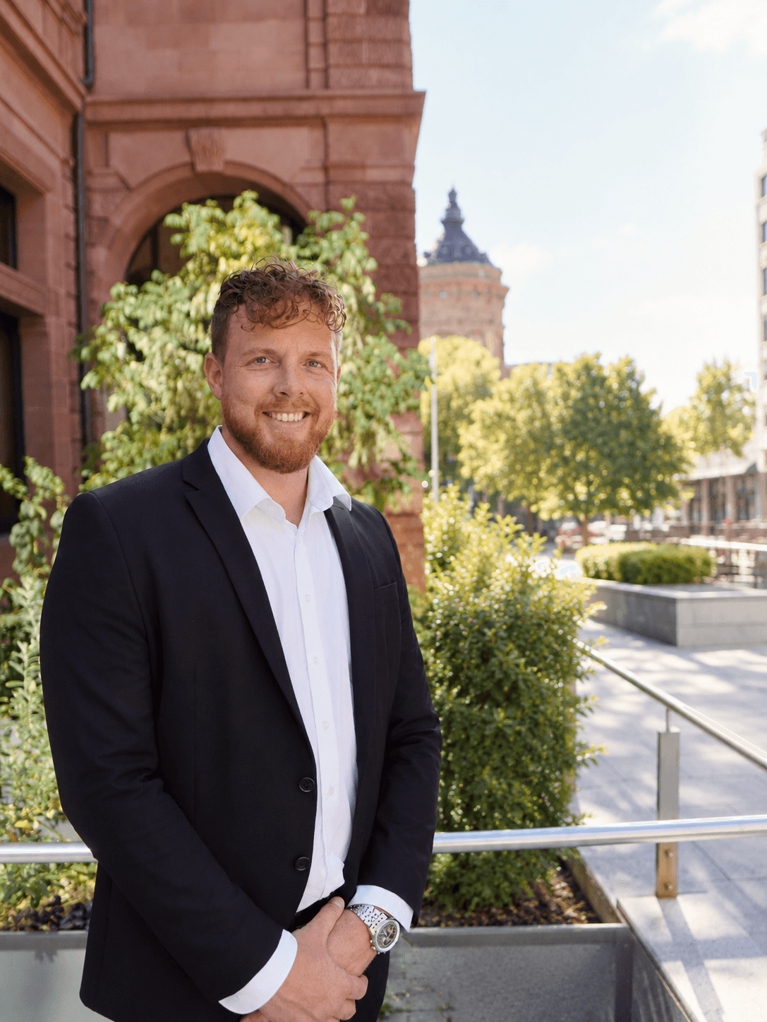 Sebastian Pape in Mannheim, im Hintergrund der Wasserturm